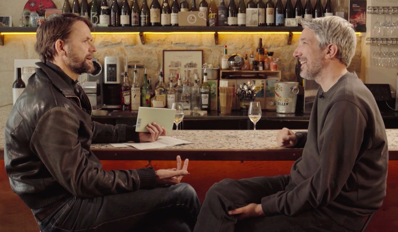 Un Verre avec… : tournage du premier épisode au comptoir d'un bar